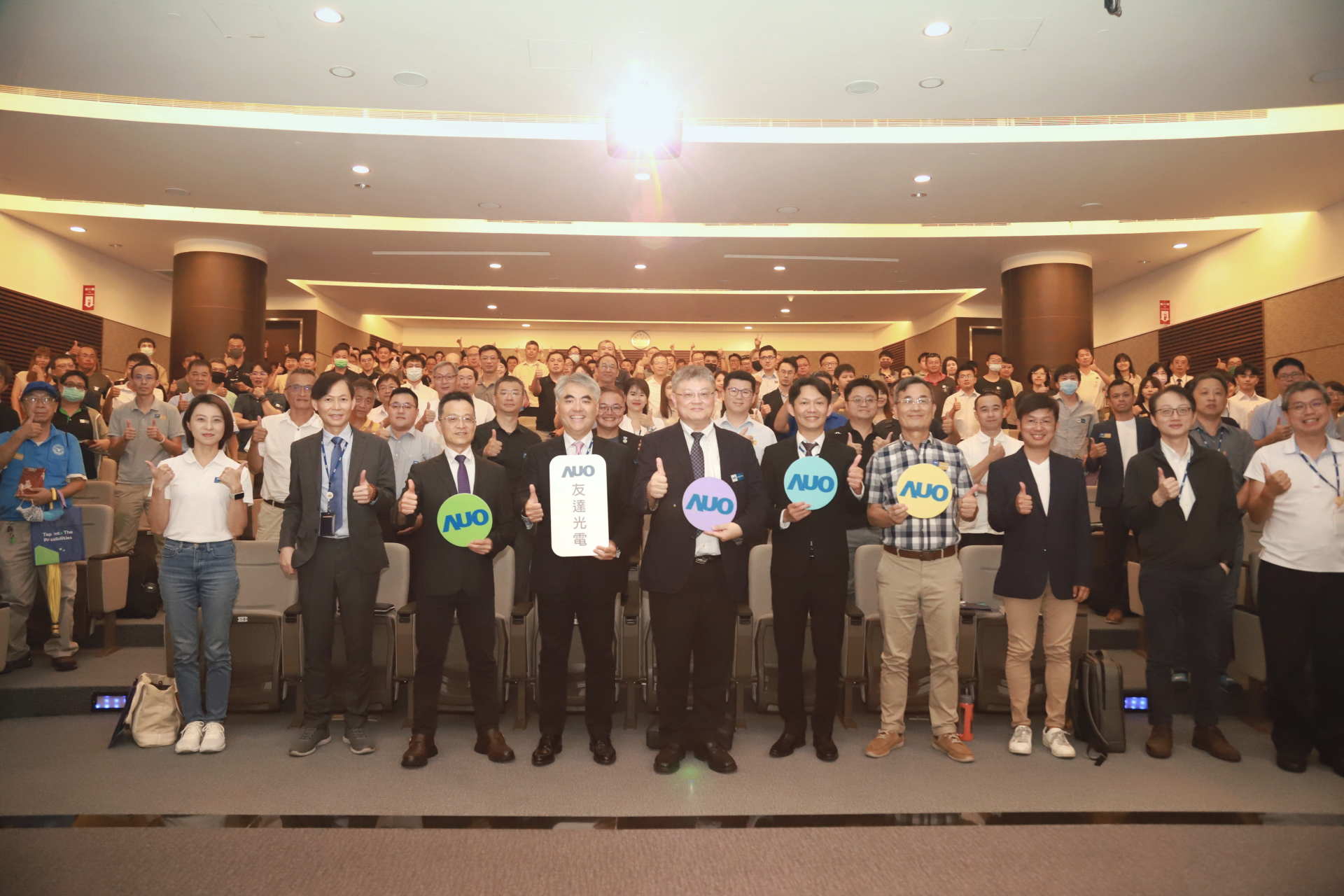 友達光電邀請領域專家共研再生能源發展、電力需求及建築物減碳等議題進行交流，盼共擘綠色永續生態圈的嶄新契機