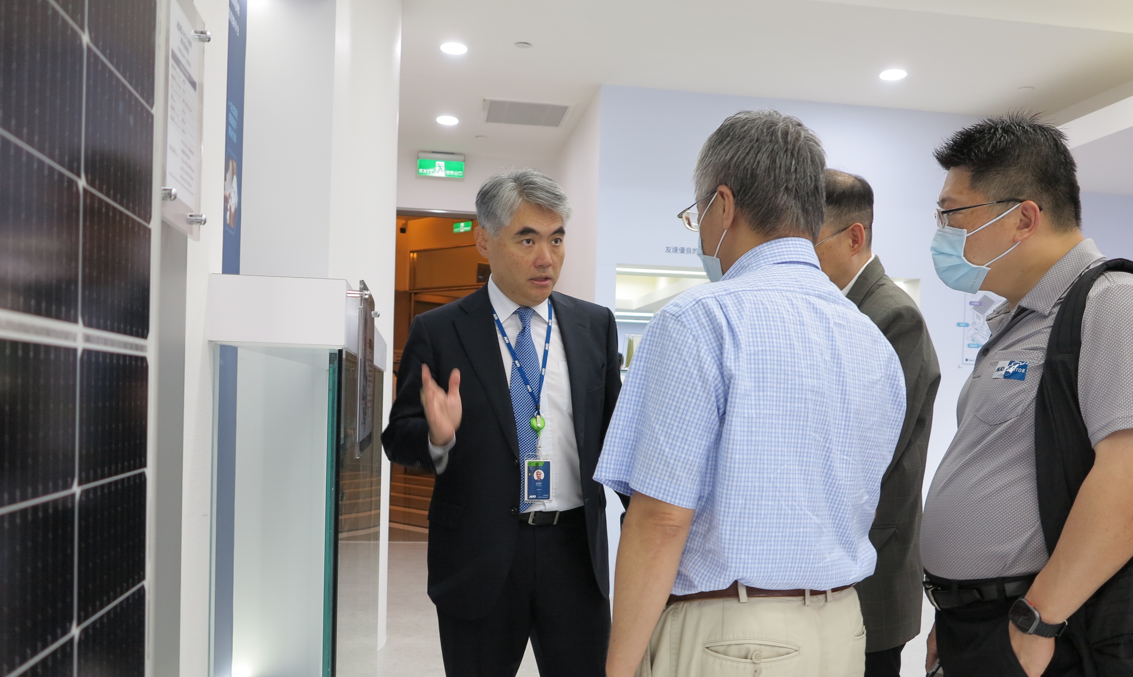 友達光電能源事業群總經理林恬宇分享友達落實太陽能建築一體化目標，協助企業邁向能源轉型的高效能低碳解方。