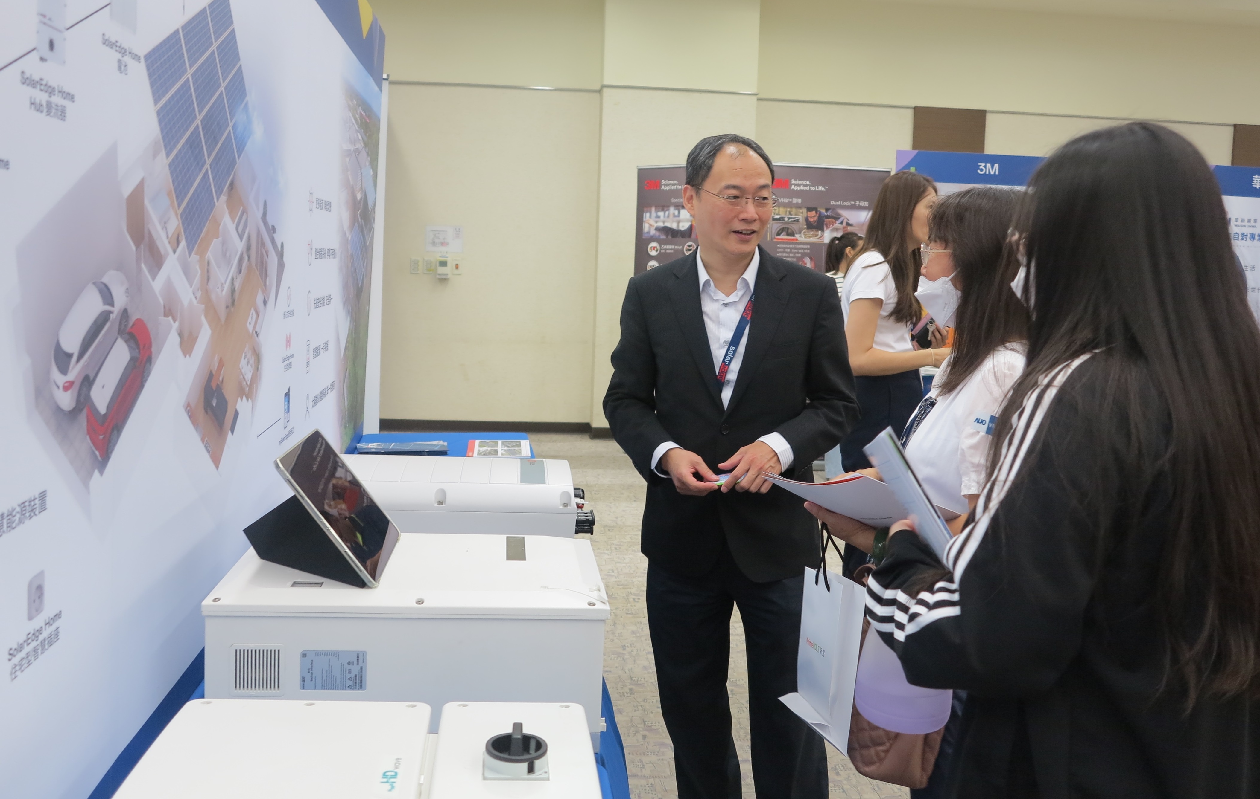 透過研討會產學界緊密交流與分享，提升參與人員借鏡及加深低碳概念，提升綠色能源產業之韌性。