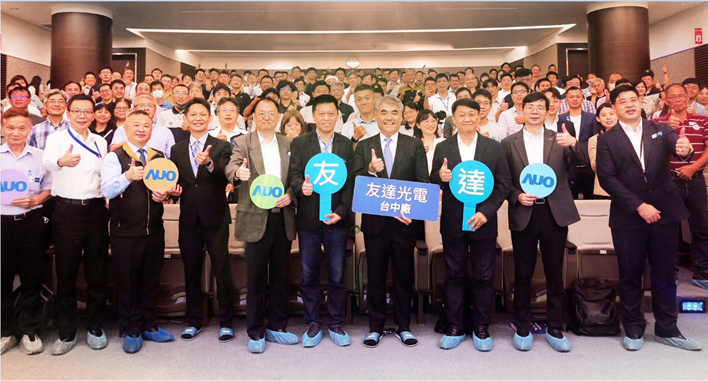 友達以太陽能解決方案領航者，跨足建築領域，4日在台中廠區舉辦「光電建築一體化研討會」，邀請產業先驅共同推動綠化，打造新一代智慧綠建築。